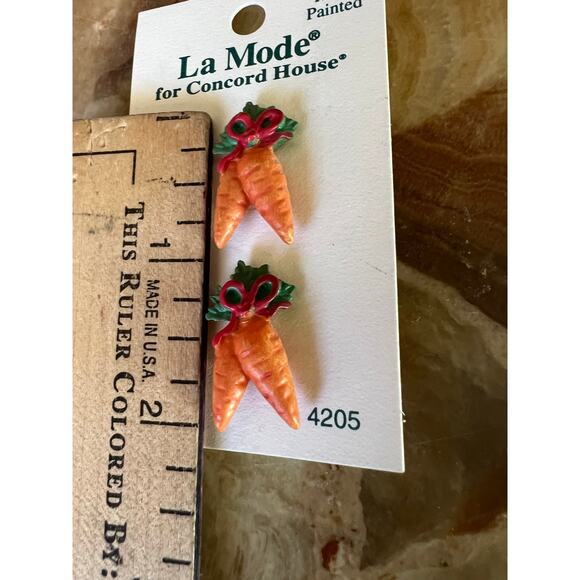 NOS Carrot Buttons - Picture 3 of 3